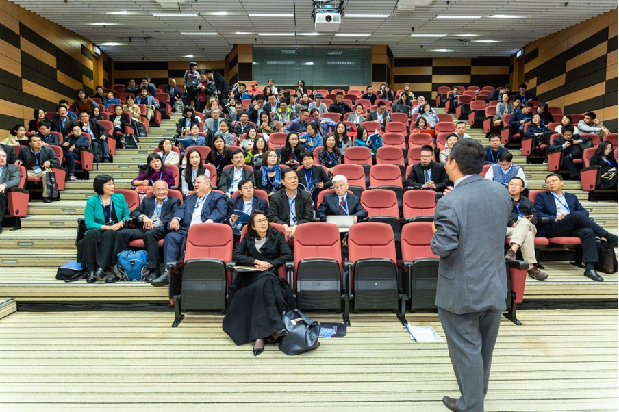 conferencier-qui-fait-un-discours-devant-une-audience